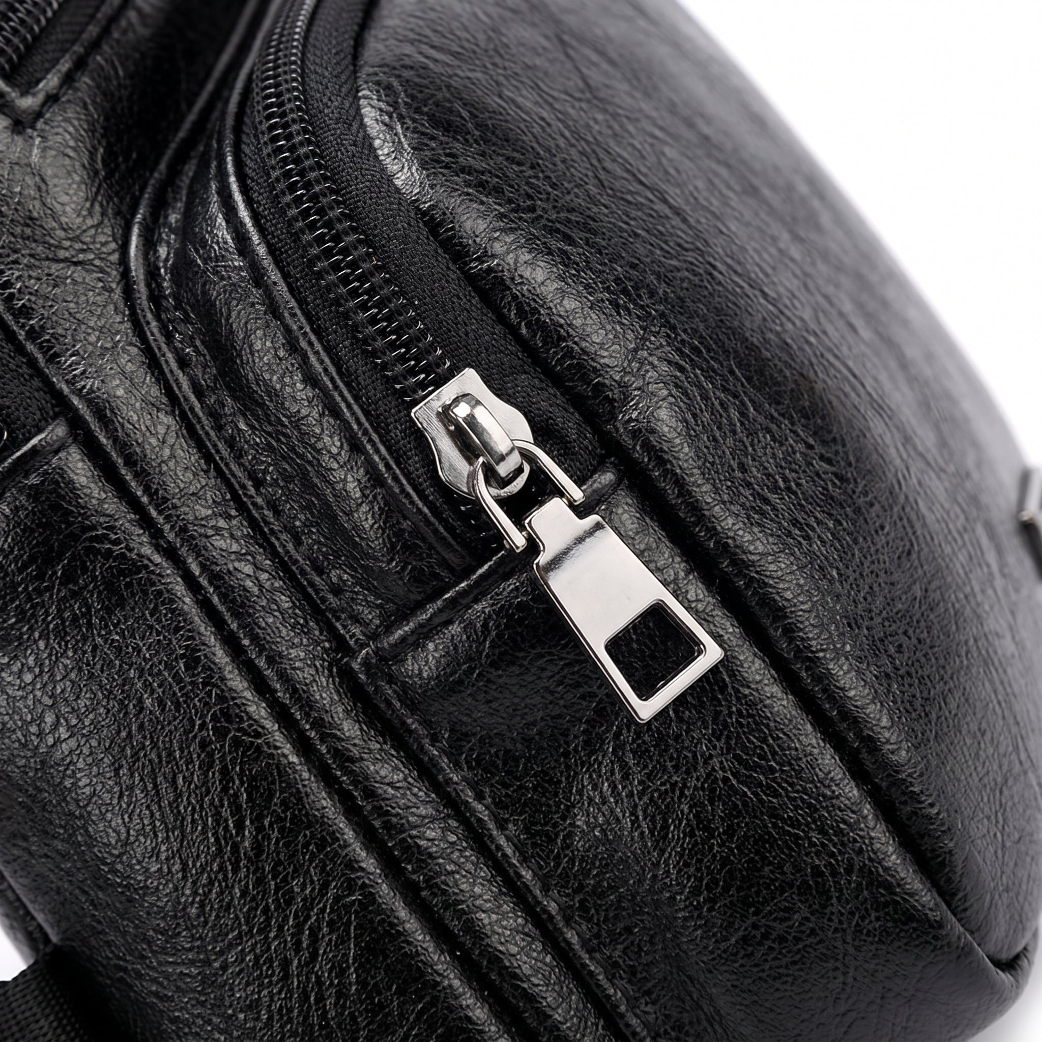 Travel Bag Shoulder Sling Leather USB - detail